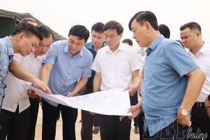 Chairman Lê Văn Lương works with Thanh Nưa commune
