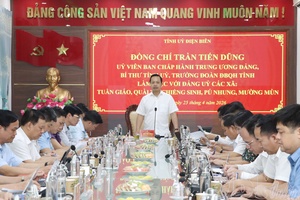 Provincial Party Secretary Trần Tiến Dũng works with local communes