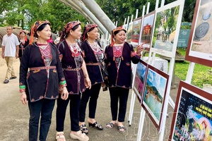 Điện Biên holds photo exhibition “Điện Biên Phủ Victory - A Golden Historical Milestone”