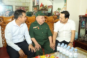 Provincial Party Secretary Trần Tiến Dũng visits Điện Biên soldiers