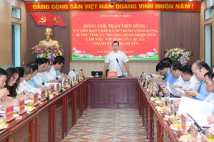 Provincial Party Secretary Trần Tiến Dũng works with Thanh Nưa and Thanh Yên Party Committees