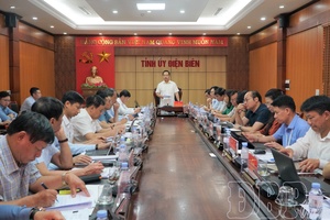 Standing Board of Điện Biên provincial Party Committee holds briefing with agencies