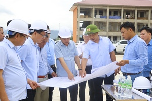Provincial Party Committee Secretary Trần Tiến Dũng inspects progress of school project in Thanh Yên commune