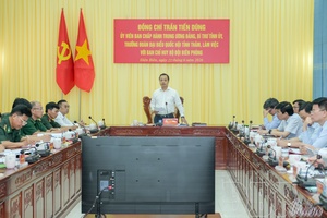 Provincial Party Committee Secretary Trần Tiến Dũng works with provincial Border Guard Command