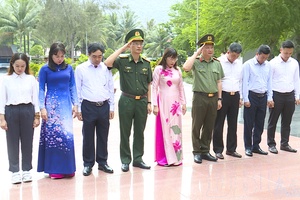 Điện Biên delegation pays tribute to heroes and martyrs in Côn Đảo