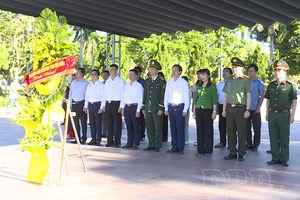 Điện Biên delegation pays tribute to heroes and martyrs at Quảng Trị Ancient Citadel