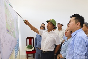 Provincial Party Secretary Trần Tiến Dũng inspects progress of inter-level school projects in Sam Mứn and Núa Ngam