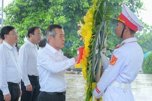 Thanh Hóa delegation offers incense at martyrs’ cemeteries