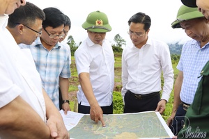 Provincial Party Secretary Trần Tiến Dũng works in Sín Thầu commune