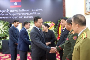 Điện Biên delegation pays tribute to Xaysomphone Phomvihane
