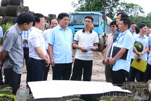 Comrade Lê Thành Đô inspects several works and projects