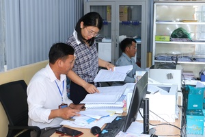 Phình Giàng evaluates cadres by task performance results