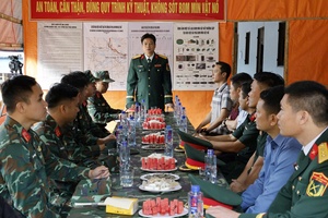 Điện Biên provincial Military Command visits mine clearance forces in Sín Thầu commune