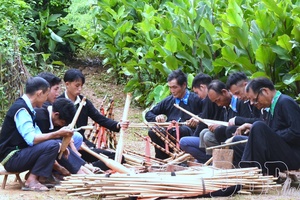 Preserving Hmông panpipe melodies amid vast Pú Súa wilderness
