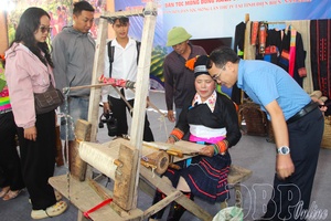 Colors of Hmông ethnic traditional crafts