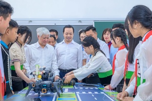 Permanent Vice Chairman of the National Assembly Đỗ Văn Chiến visits Sam Mứn Primary and Secondary Boarding School