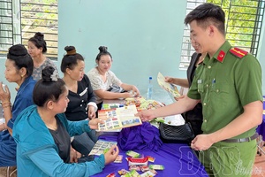 Sam Mứn commune Police bring law closer to the people