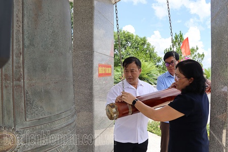 Delegation of Dien Bien province offered incense to commemorate the fallen heroes and martyrs at the Central region Martyr’s Cemetery