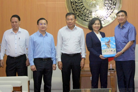 The delegation of the two northern provinces of Laos politely greeted the Secretary of the Dien Bien Provincial Party Committee