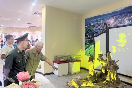 Điện Biên Museum receives two light sculpture artworks