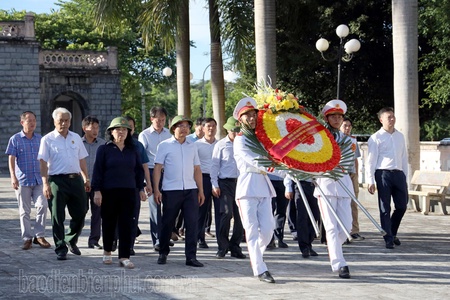 Transport minister and Điện Biên leaders offers incense to martyrs