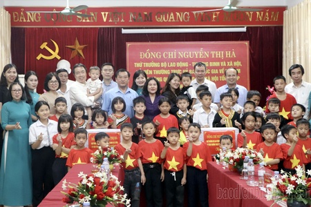 Điện Biên children receive gifts and encouragement from Labour Ministry delegation