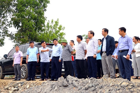 Secretary of the Điện Biên Provincial Party Committee Cường inspects key project progress