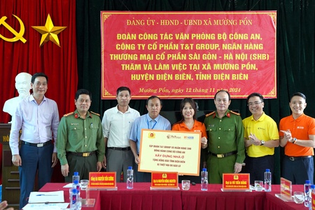 Public security office checks up on the progress of rebuilding houses for flood victims in Mường Pồn