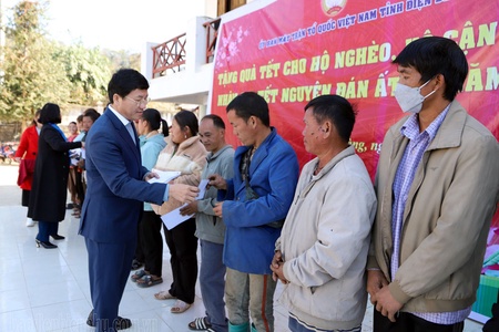 Chairman of the VFF Committee of Điện Biên Province presents Tết gifts in Điện Biên Đông