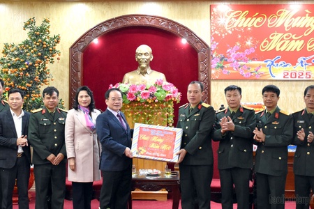 Mr. Mùa A Sơn extends Tết greetings to local armed forces and policy beneficiaries in Điện Biên Phủ City