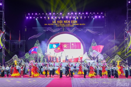 Opening of the Vietnam - Laos - China Three-Nation Còn Throwing Festival in Điện Biên