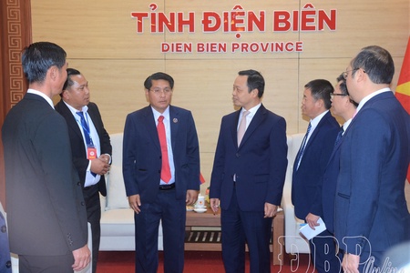 Comrade Trần Tiến Dũng welcomes int’l delegations joining còn throwing festival