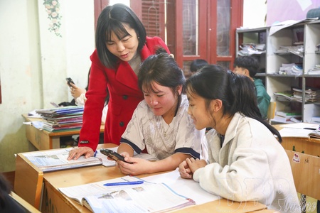 Smart devices in Điện Biên schools: Control, guidance and safe use