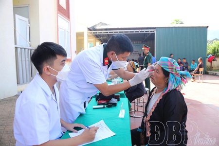 Two uniforms, one mission: Soldier doctors on frontline of community care