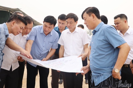 Chairman Lê Văn Lương works with Thanh Nưa commune