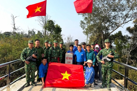 Learning from Uncle Hồ in a border commune