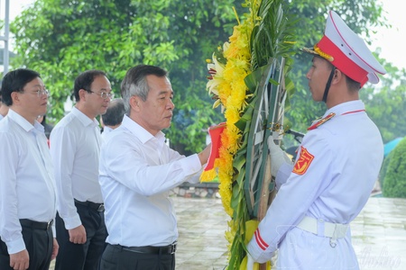 Thanh Hóa delegation offers incense at martyrs’ cemeteries