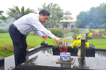 Lào Cai delegation tributes heroic martyrs in Điện Biên