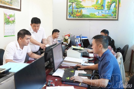 Wearing many hats: Commune-level officials adapt to Vietnam’s two-tier local government