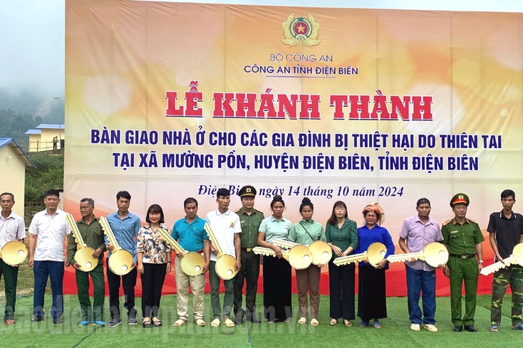 Ten new homes handed over to families affected by natural disasters in Điện Biên