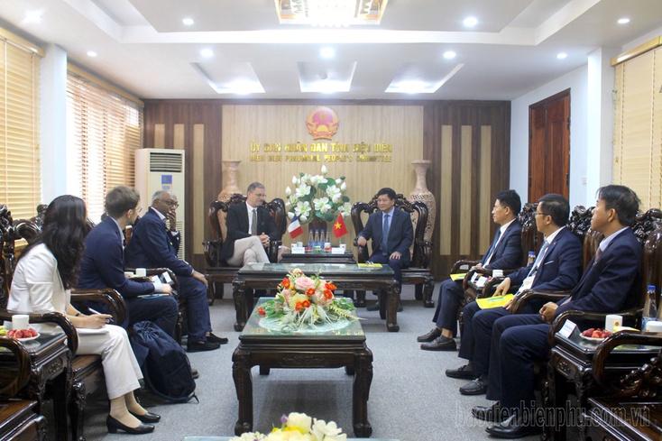Chairman of Điện Biên provincial People’s Committee meets French Ambassador