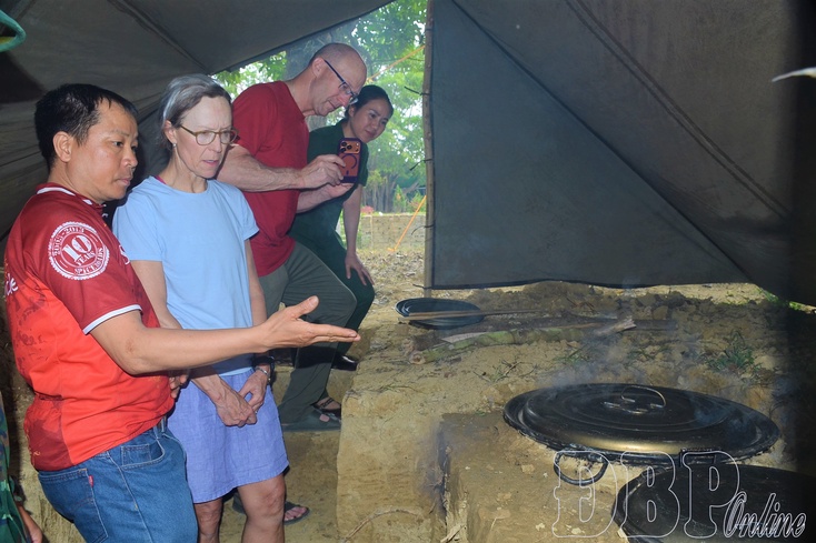 Hoàng Cầm stove centered in heritage space
