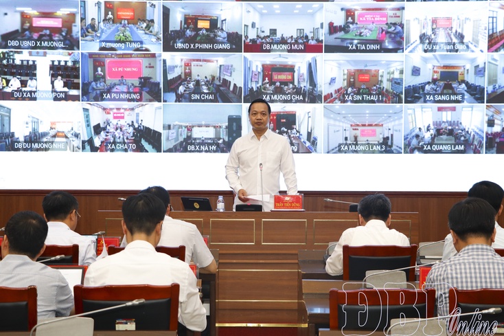 Provincial Party Committee Secretary Trần Tiến Dũng works with party committee secretaries of 45 communes and wards