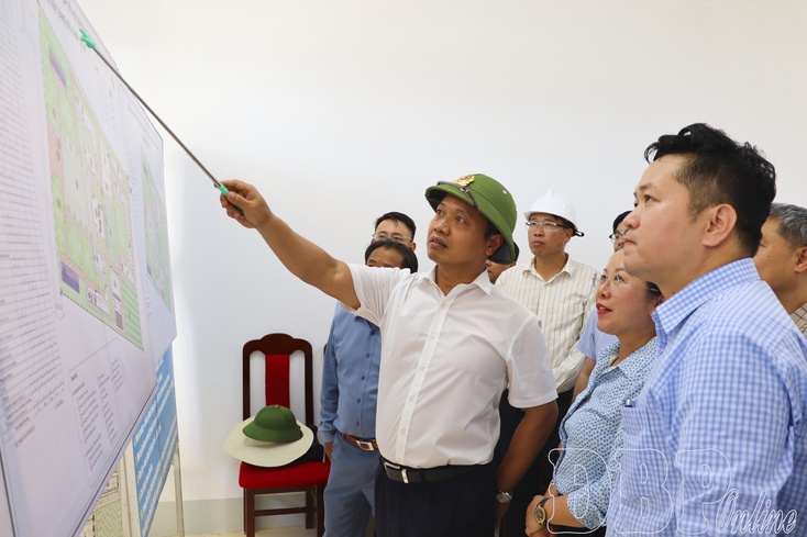 Provincial Party Secretary Trần Tiến Dũng inspects progress of inter-level school projects in Sam Mứn and Núa Ngam