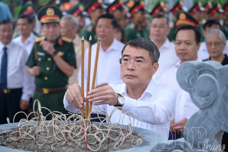 Prime Minister Lê Minh Hưng offers incense in memory of heroic martyrs in Điện Biên