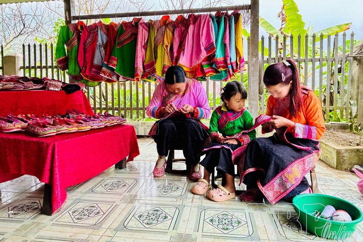 Young people keep tradition alive in Điện Biên