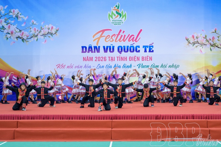 Vibrant Folk Dance Festival in Điện Biên