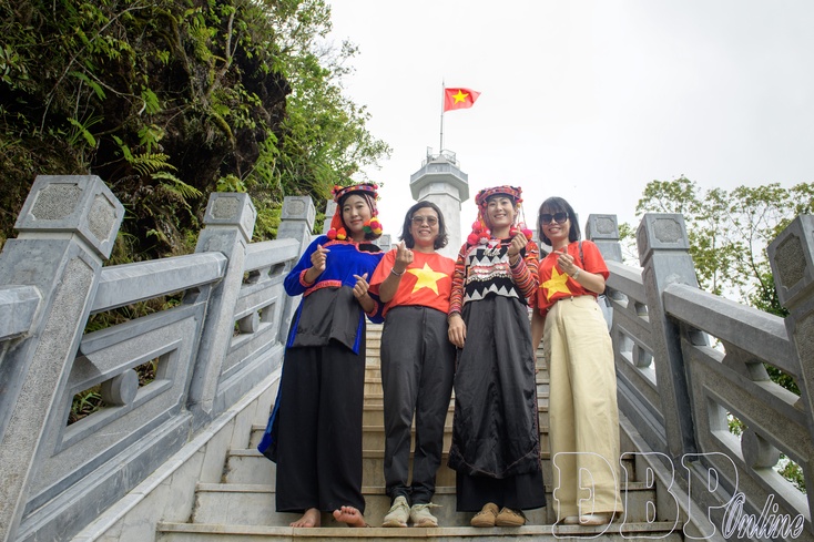 Those leading way at foot of Khoang La San Mountain (Part 3)