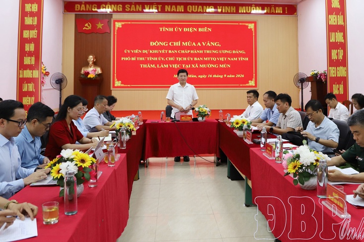 Deputy Secretary of Điện Biên provincial Party Committee Mùa A Vảng works with Mường Mùn commune