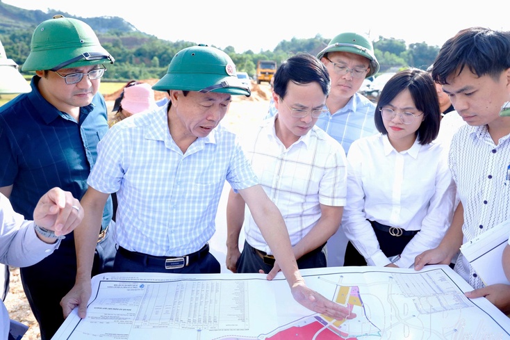 Chairman of Điện Biên provincial People’s Committee Lê Văn Lương inspects key projects